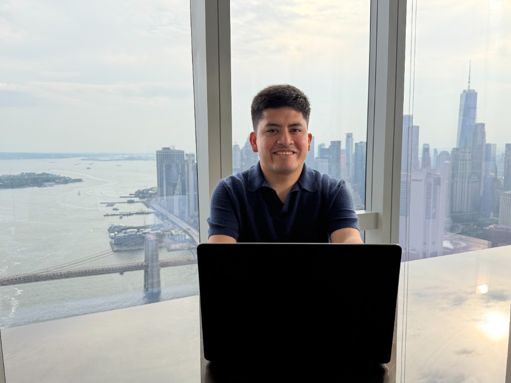 Paul Siccha trabajando con vista a la ciudad